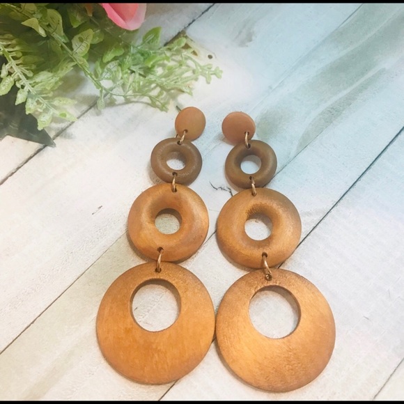 SOLD Gorgeous earrings in assorted colors!💝💕🌟 - Picture 2 of 3